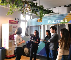 Catherine échange avec Wissal Dona et Laurent Félix sur la consigne NoWW