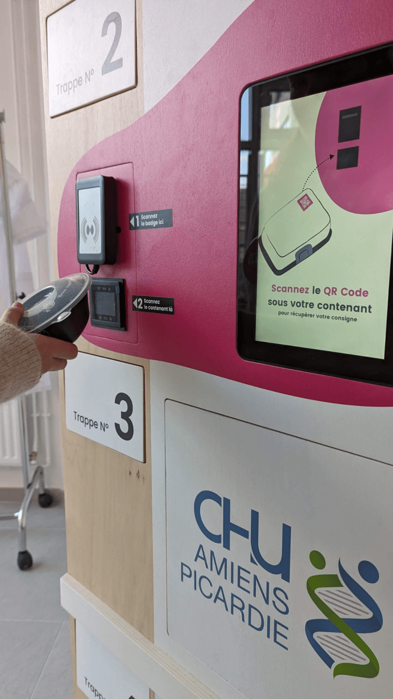 Dépôt d'un contenant consigné dans le collecteur NoWW