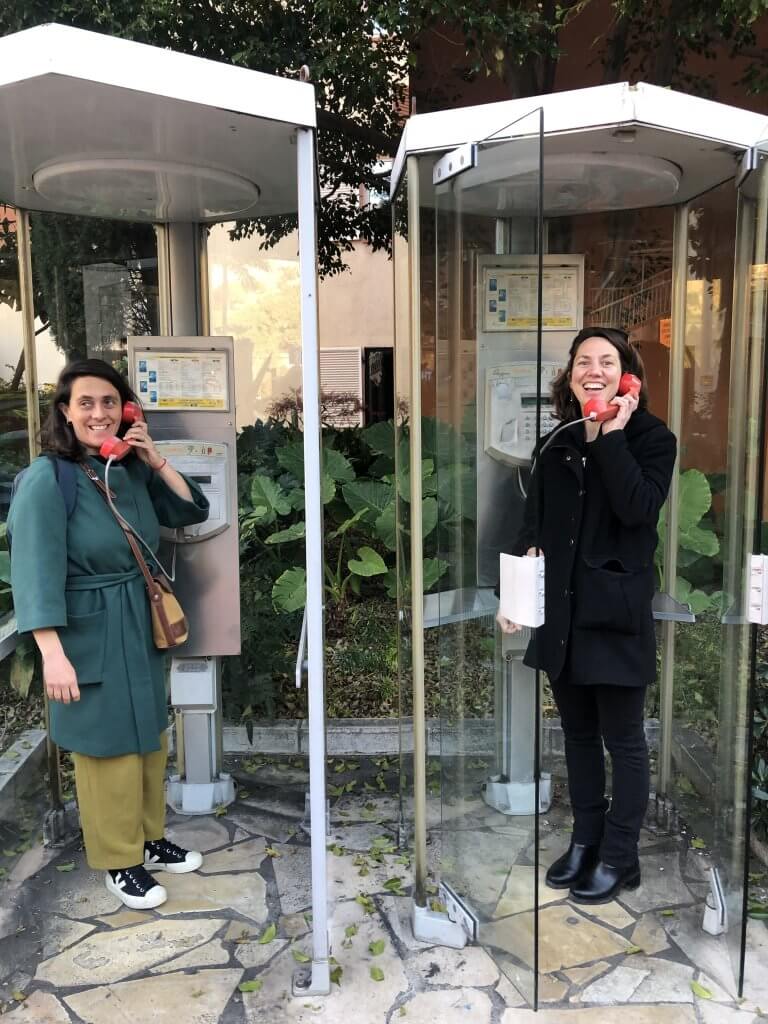 Laurence et Catherine au téléphone, fondatrices de NoWW solution de contenant consigne